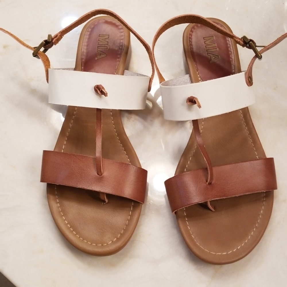 Cute sandal by Mia. 1 inch heel.